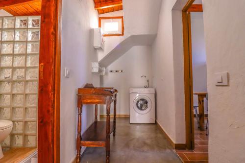 阿罗纳Rentaliday Casa Saro的一间带洗衣机和烘干机的浴室