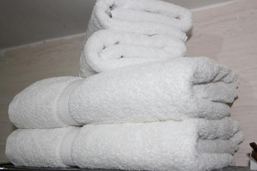 菩提伽耶HOTEL BODHGAYA INN的堆叠在一起的白色毛巾