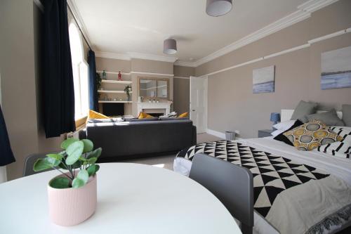考斯Pier View Studio Apartment的一间带两张床和一张沙发的卧室