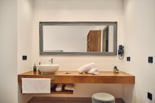 MaryiésIoanna Château - Luxury Stone Villa的一间带水槽和镜子的浴室