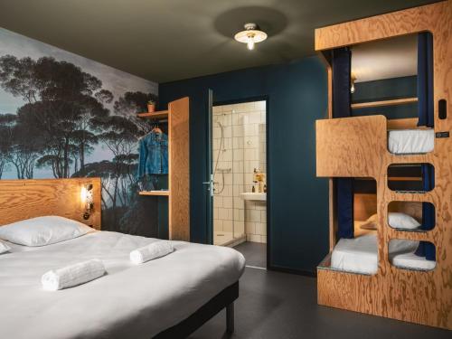 图卢兹Eklo Toulouse的一间带两张双层床的卧室和一间浴室