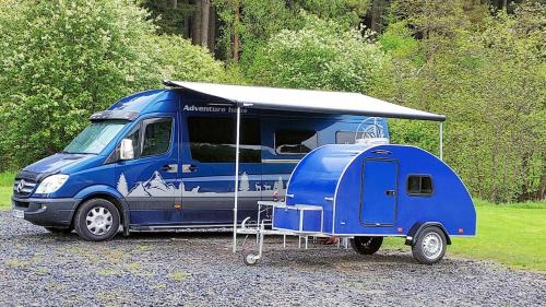 霍克斯黑德Darwin Teardrop Caravan for Hire from ElectricExplorers的一辆蓝色的卡车,上面有帐篷
