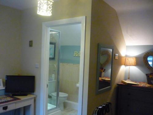Seisdon白色小屋住宿加早餐旅馆的一间带卫生间和镜子的浴室