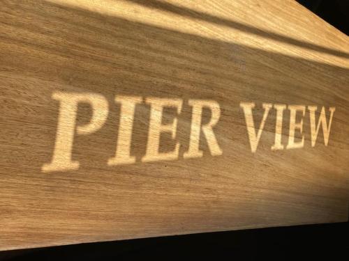 考斯Pier View 2 Bedroom Apartment的上面有字音的木标