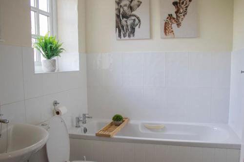 科尔切斯特Lovely 3-bedroom apartment in Colchester的白色的浴室设有浴缸和水槽。