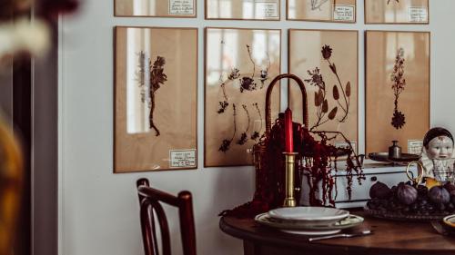 巴黎Maison Saintonge的厨房配有带水槽的桌子和一些图片