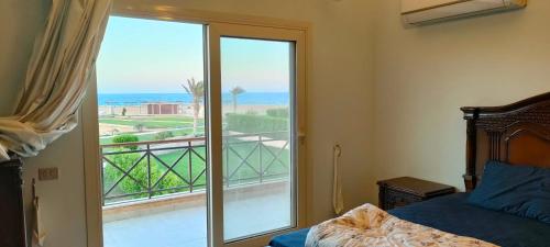 艾因苏赫纳Villa at Piacera Resort-seaview的一间卧室配有一张床,享有海景