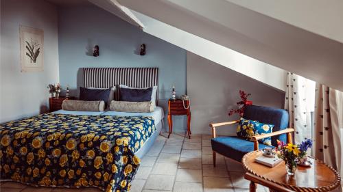 巴黎Maison Saintonge的一间卧室配有一张床和一张蓝色的沙发