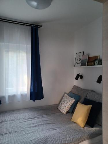 布达佩斯LILIOM Apartment with FREE PARKING space的一间卧室配有床和蓝色窗帘