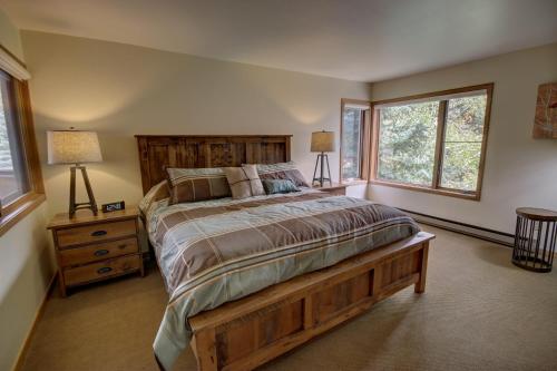 基斯通Ski Run 201的一间卧室设有一张大床和两个窗户。