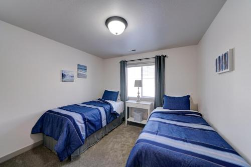 VineyardFamily-friendly Suite with HotTub MemoryBeds SmartTV的一间卧室设有两张床和窗户。