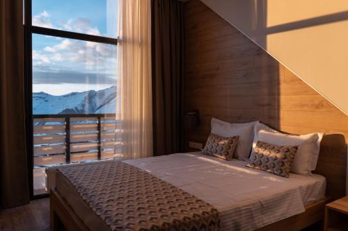 古多里Gogi Ski Resort的一间卧室设有一张大床和大窗户