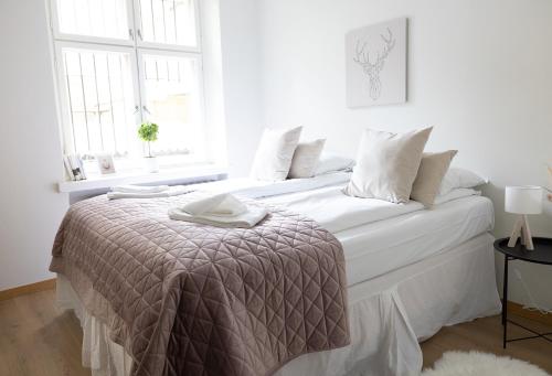 赫尔辛基2ndhomes Bright 1BR Apartment with Superb Location!的白色的卧室配有一张大床,床上有毯子