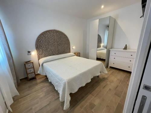托瓦尼亚Le Sirene Casa Vacanza的一间卧室配有一张床、梳妆台和镜子
