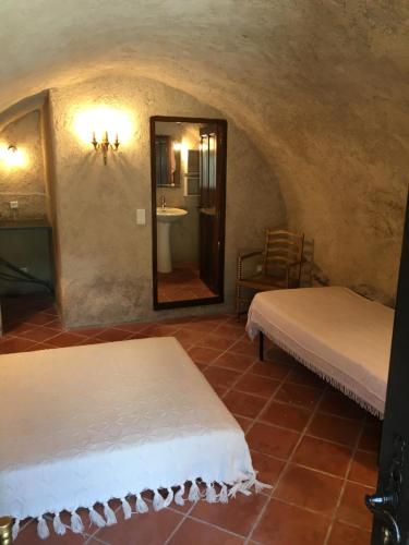 MuroGite fabuleux Saint Michel的客房设有两张床、一个水槽和镜子