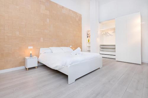 孔佩塔Homey apt Cómpeta的白色的卧室设有白色的床和墙壁