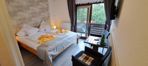 阿尔特瑙格伦霍夫阿尔特瑙酒店的一间卧室配有一张带黄色床单的床和一扇窗户。