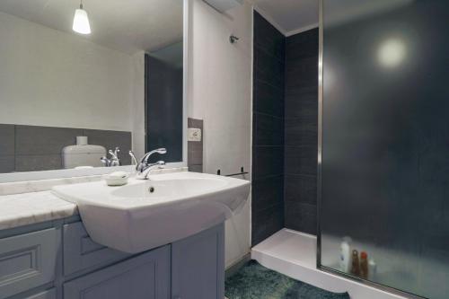 阿莱盖Una Civetta sul Lago的浴室配有白色水槽和淋浴。