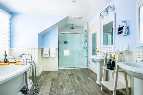 普罗温斯敦阿德米拉兰丁住宿加早餐旅馆的一间带两个盥洗盆和淋浴的浴室