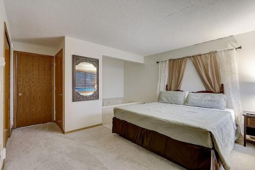 威斯康星戴尔Sunrise Suites - Lakefront - Location Location的一间卧室设有一张大床和一个窗户。