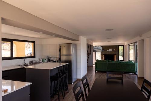 埃斯克尔El Mirador的厨房以及带绿色沙发的客厅。