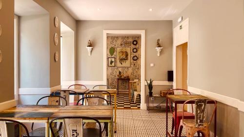 里斯本希阿杜茉莉花酒店的一间在房间内配有桌椅的餐厅