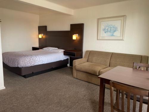 韦斯特波特Holiday Motel的酒店客房,配有床和沙发