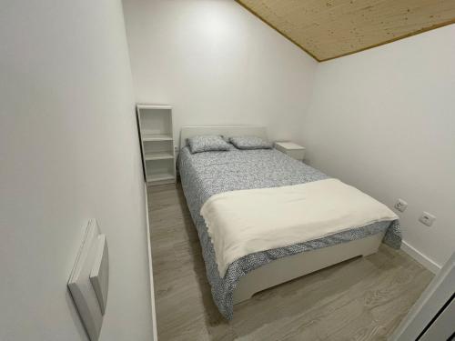阿尔库什迪瓦尔德维什Casinha da fonte的一间白色的小卧室,内有一张床