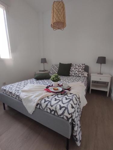 马德里Precioso apartamento en Puente Vallecas, Madrid.的一间卧室配有一张桌子和一张床铺