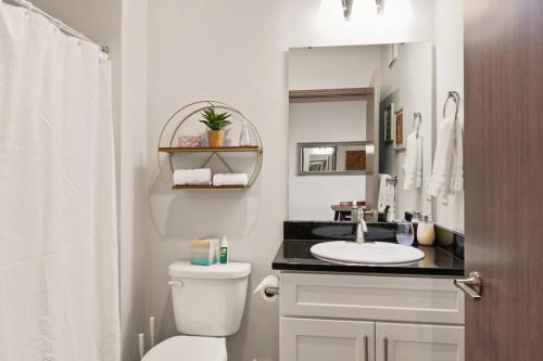 斯波坎Brand New 2 Bd 2 Bth Near DT and Perry District的浴室配有白色卫生间和盥洗盆。