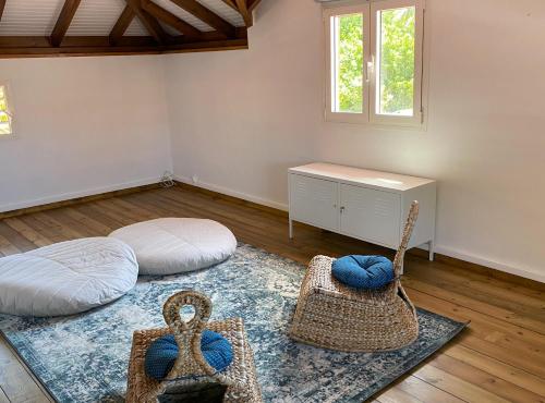 豪特尔Haut de villa Taalia的一间带两张床和窗户的客厅