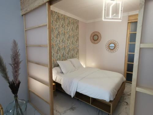 滨海自由城Proche mer, vieille ville. Luxueux appartement的一间卧室配有双层床和镜子
