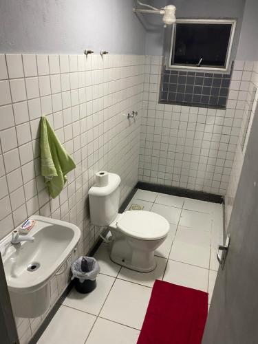 塞拉Ed Bertholi - Vista lateral do mar com garagem的白色的浴室设有卫生间和水槽。