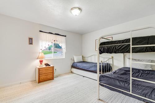加登城Marina Retreat的一间卧室配有两张双层床和一盏灯。
