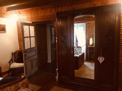 CussacMaison Blanche De Hudson的客厅设有门和镜子