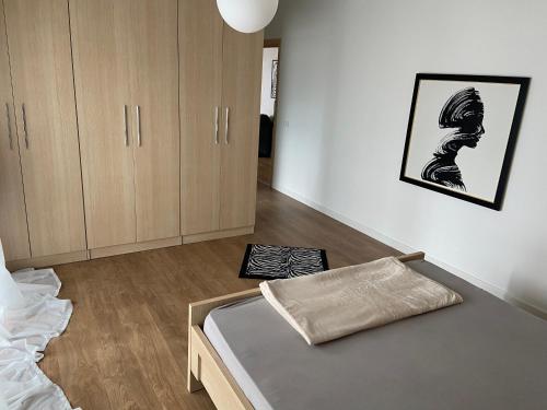 地拉那MB luxury apartments的一间卧室配有一张床和橱柜。