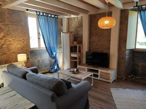 San Mamede de CarnotaOLardoMar的带沙发和电视的客厅