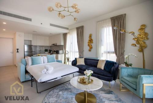 迪拜Veluxa - Luxury and bright 1 bedroom apartment, Burj view!的客厅配有沙发和桌子
