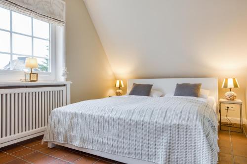 曼克玛肖Sönshörn Suite的卧室配有白色的床和窗户。