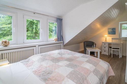 曼克玛肖Söns Hüs的卧室配有一张床、一张书桌和窗户。