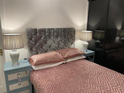 阿伯丁Amazing Getaways - The Place for You with Free Parking的一间卧室配有一张带2个床头柜和2盏灯的床。