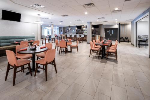 波基普西Holiday Inn Poughkeepsie, an IHG Hotel的餐厅内带桌椅的用餐室