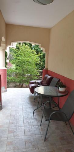 百乐·奥拉内斯蒂Casa Rosa的天井配有桌椅和沙发。