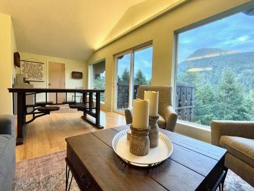 安吉利斯港Terra Vista Chalet的客厅设有桌子和大窗户