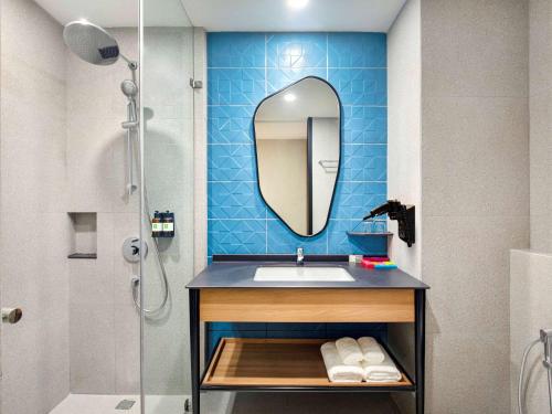 三宝垄ibis Styles Semarang Simpang Lima的一间带水槽和镜子的浴室