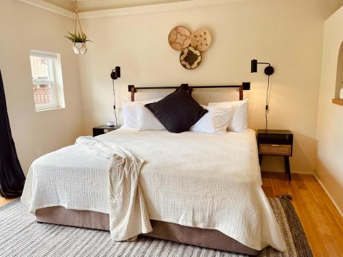 安吉利斯港Terra Vista Chalet的一间卧室配有一张带白色床单的大床