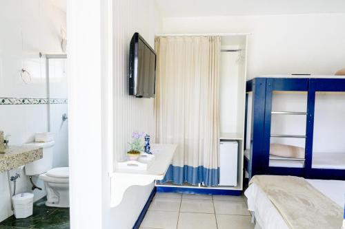 索科罗瑞卡特达卡舒埃拉酒店的一间带水槽和卫生间的浴室