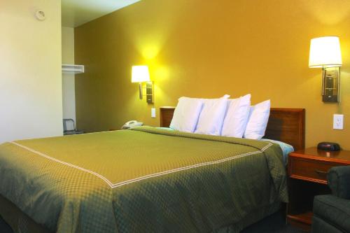西萨克拉门托回声汽车旅馆的酒店客房配有一张带白色枕头的大床