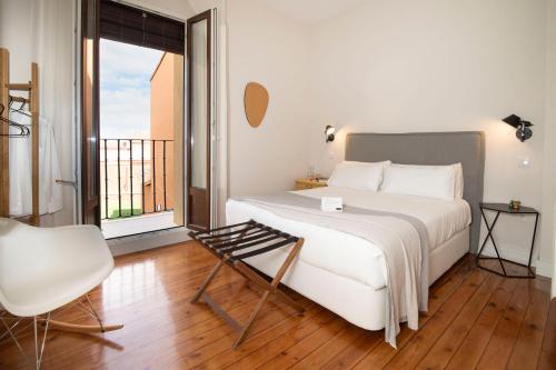Becerril de CamposSANMARTINA HOTEL的卧室配有床、椅子和窗户。
