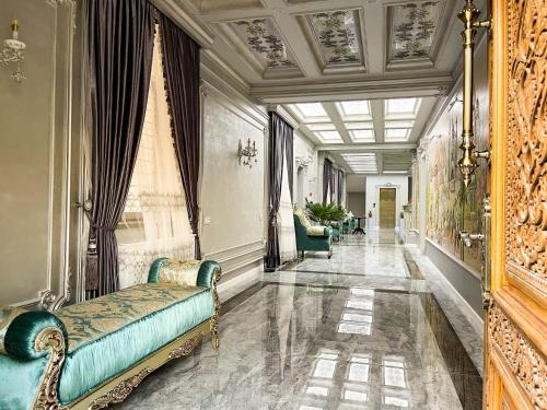 撒马尔罕Medina Hotel Samarkand的走廊上设有沙发,房间设有窗帘
